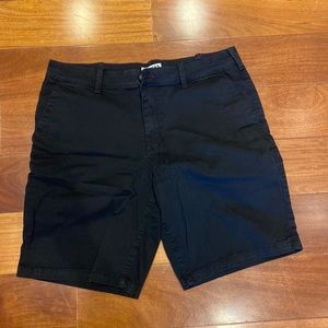 Men’s slim fit shorts size 32 black with pockets on sides and back
